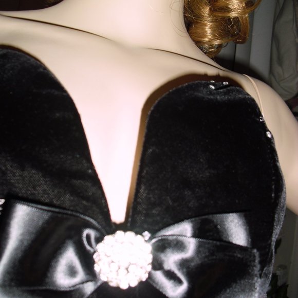 Karen Okada,black velvet,white sequins,embroidery,deep V neck,strapless,boned - Picture 7 of 8